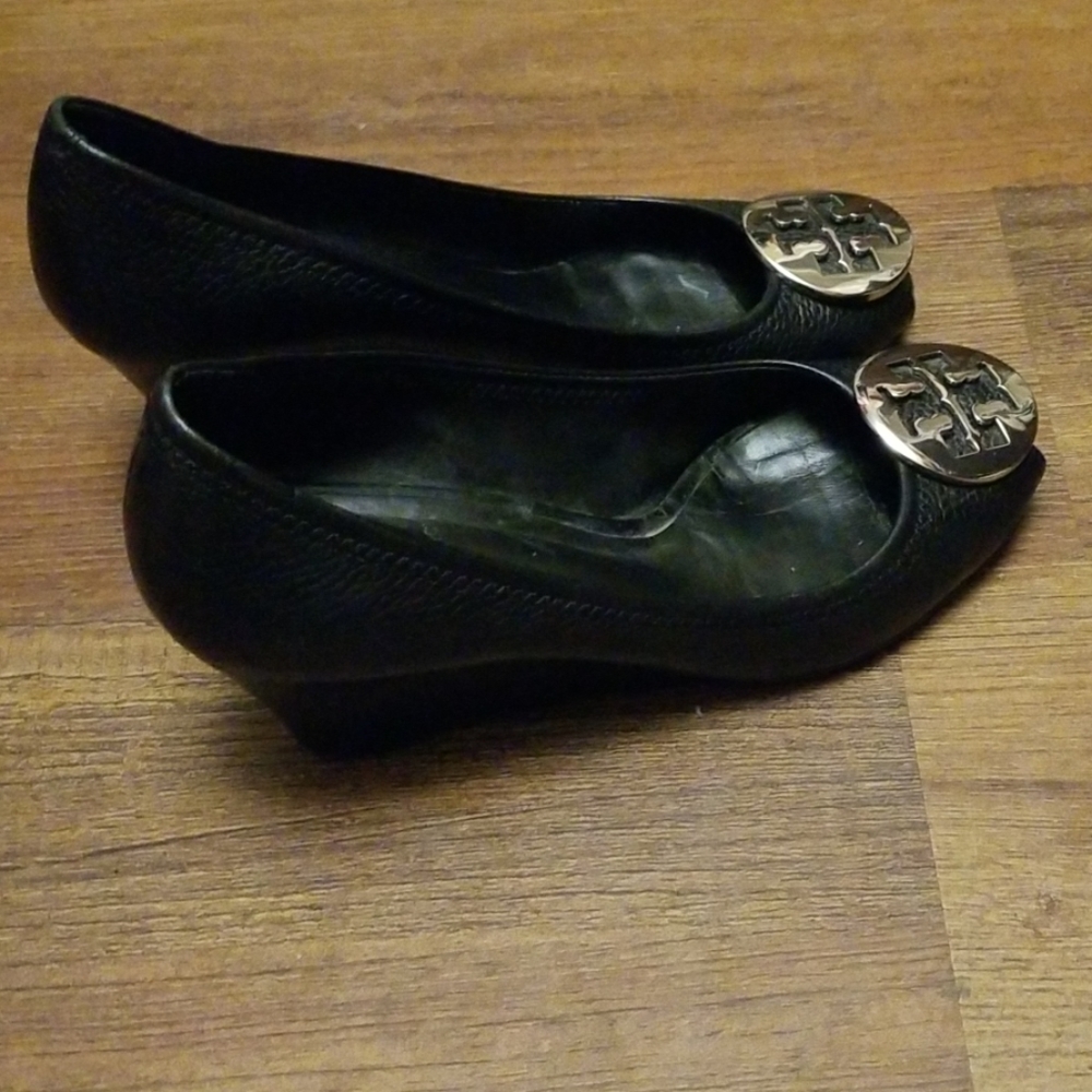 Tory Burch Black Leather Wedge Flats with Gold Logo Medallion - Picture 2 of 7
